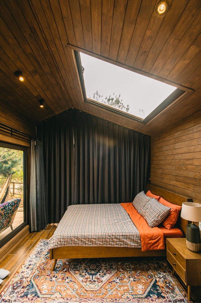 Căn nhà gỗ 30m2 lợp mái tôn cách nhiệt giản dị và đầy đủ tiện nghi