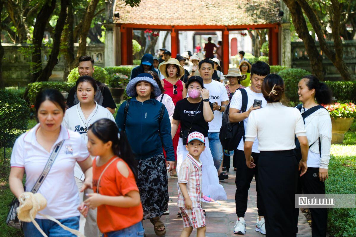 Hà Nội: Các di tích, công viên tấp nập người dân tới vui chơi