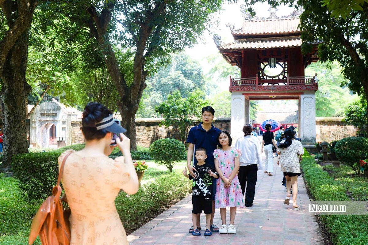 Hà Nội: Các di tích, công viên tấp nập người dân tới vui chơi