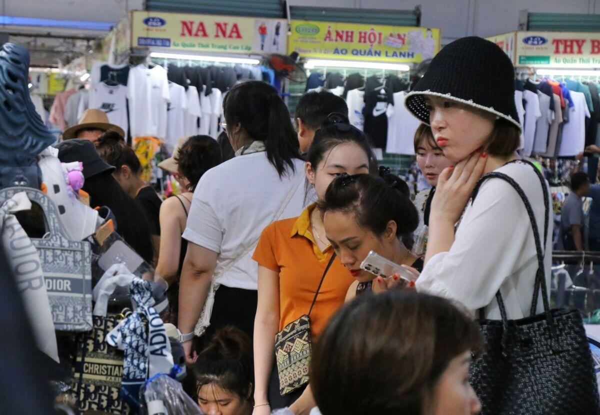 Chợ truyền thống lâu đời nhất Đà Nẵng đông nghịt du khách
