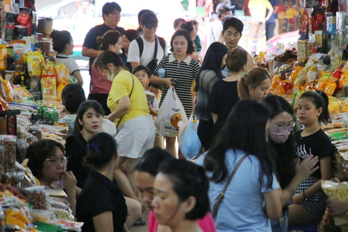 Chợ truyền thống lâu đời nhất Đà Nẵng đông nghịt du khách