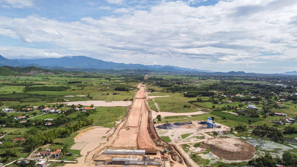 Cận cảnh cao tốc Vân Phong - Nha Trang gần 12.000 tỷ nguy cơ 'lụt' tiến độ