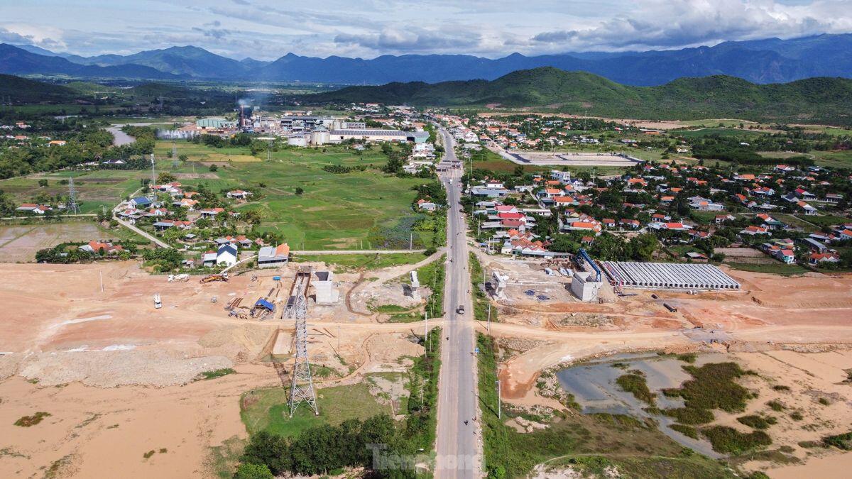 Cận cảnh cao tốc Vân Phong - Nha Trang gần 12.000 tỷ nguy cơ 'lụt' tiến độ