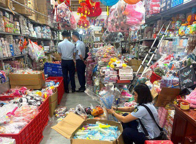 Nóng tuần qua: Thương lái Trung Quốc gom mua nhọ nồi với giá cao "ngất"