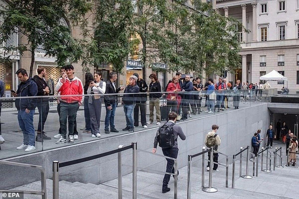Cận cảnh hàng trăm người đánh nhau giành mua iPhone 15