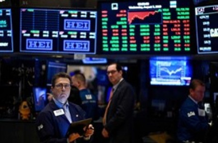 S&P 500 khép lại tháng tồi tệ nhất từ đầu năm 2023