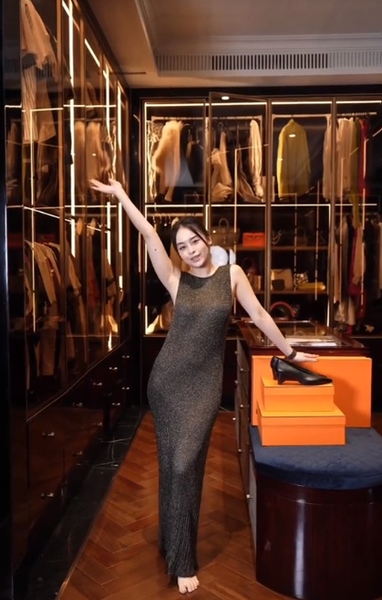 "Ngọc nữ lookbook" khoe "kho báu hàng hiệu" chất đầy tủ khiến fans mê mẩn