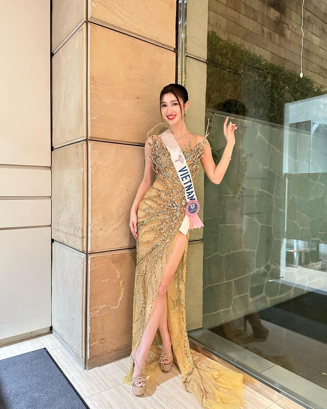 Á hậu Phương Nhi giành giải thưởng đầu tiên tại Hoa hậu Quốc tế