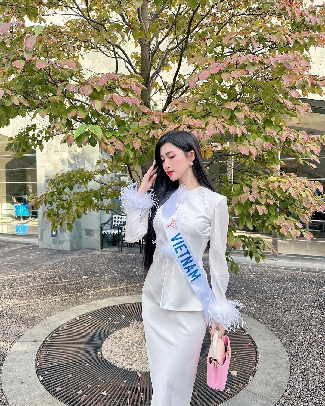 Á hậu Phương Nhi giành giải thưởng đầu tiên tại Hoa hậu Quốc tế
