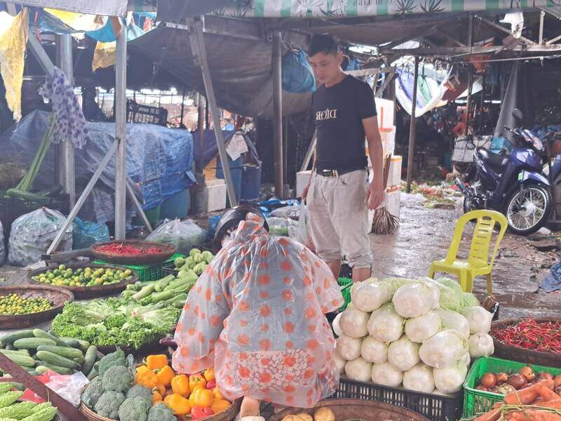 Mưa lớn triền miên, giá rau quả ở Đà Nẵng tăng