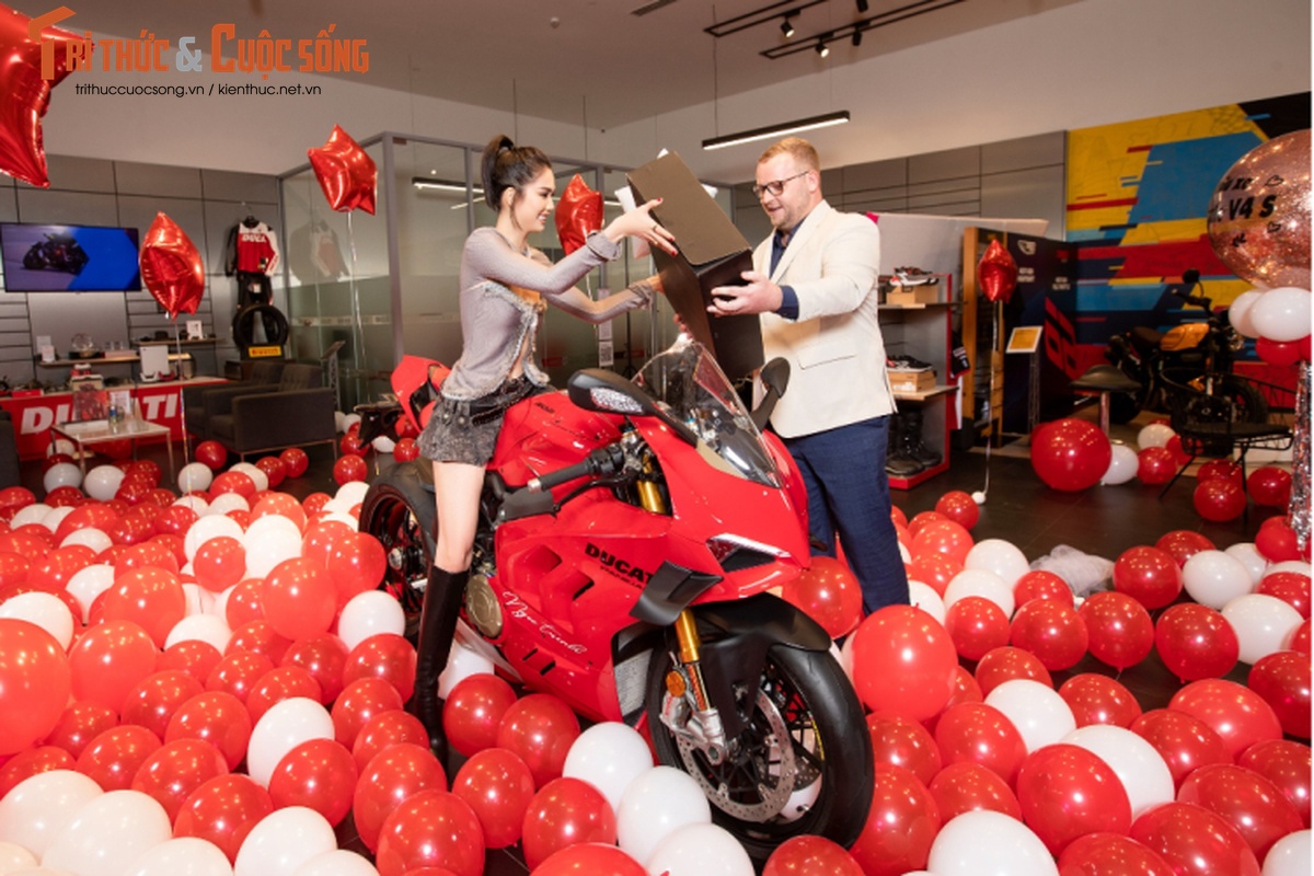 Hãng mô tô phân khối lớn Ducati được Ngọc Trinh chọn “biểu diễn” đắt đỏ cỡ nào?