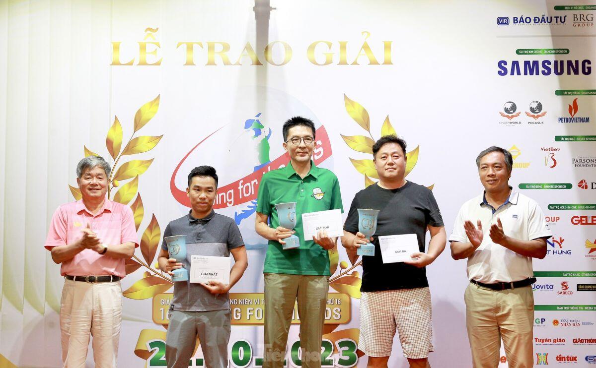 Trao giải cho các golfer xuất sắc của Giải golf Swing for the Kids lần thứ 16