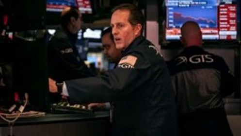Dow Jones sụt hơn 350 điểm, S&P 500 rơi vào phạm vi điều chỉnh