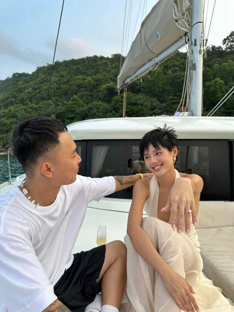 Gia thế chồng thiếu gia, dùng đồ hiệu tiền tỷ vừa làm lễ ăn hỏi với "Cô em trendy" Khánh Linh