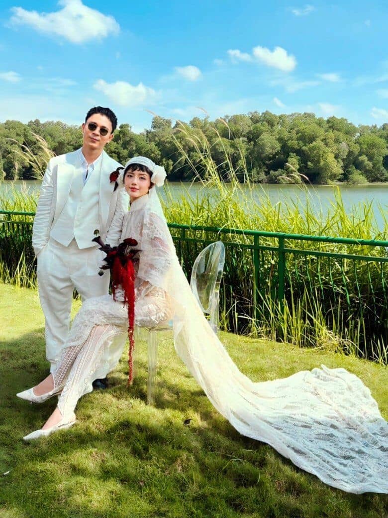 Gia thế chồng thiếu gia, dùng đồ hiệu tiền tỷ vừa làm lễ ăn hỏi với "Cô em trendy" Khánh Linh