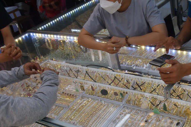 Câu hỏi nóng: Giá vàng tăng sốc đến bao giờ?