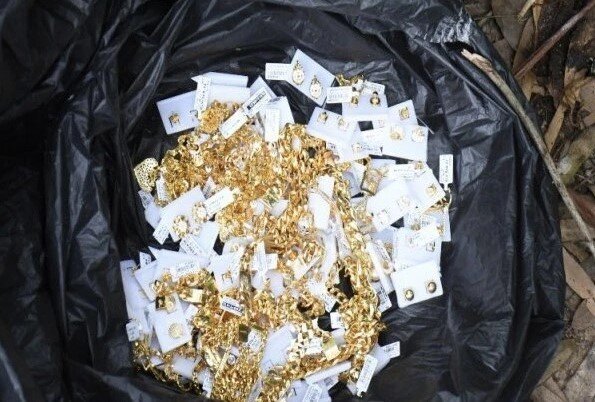 Vụ cướp tiệm vàng ở Trà Vinh: Tìm thấy 80 chỉ vàng trong bụi cây