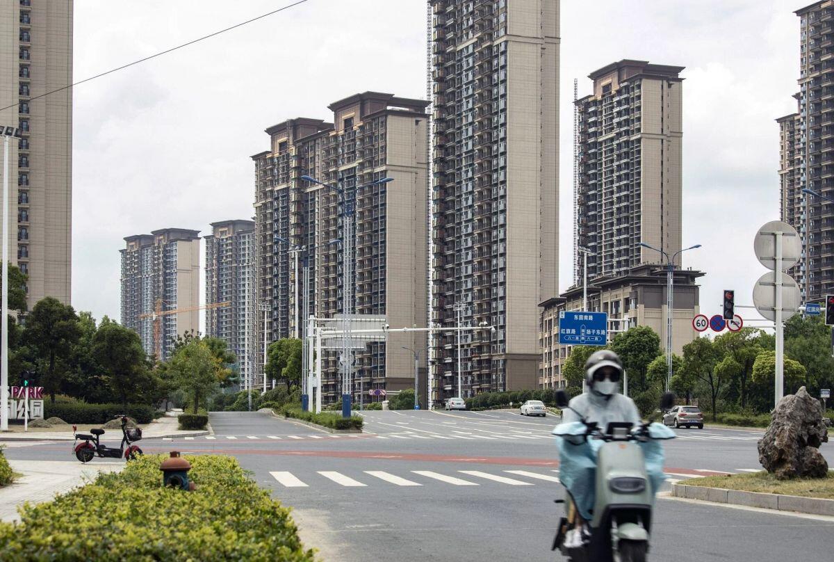 Khó khăn bủa vây người Trung Quốc: Đầu tư cổ phiếu, bất động sản đều lỗ, rủi ro thất nghiệp gia tăng