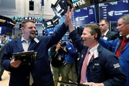 Dow Jones tăng 9 phiên liền, S&P 500 gần lập kỷ lục mới