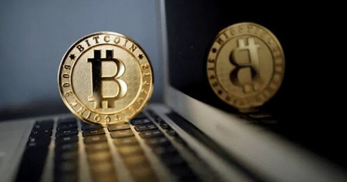 Giới đầu tư bitcoin nhấp nhổm với ván cược sắp ngã ngũ