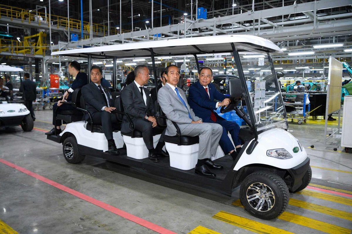 Tổng thống Widodo nói 'ủng hộ xe điện VinFast ở Indonesia'