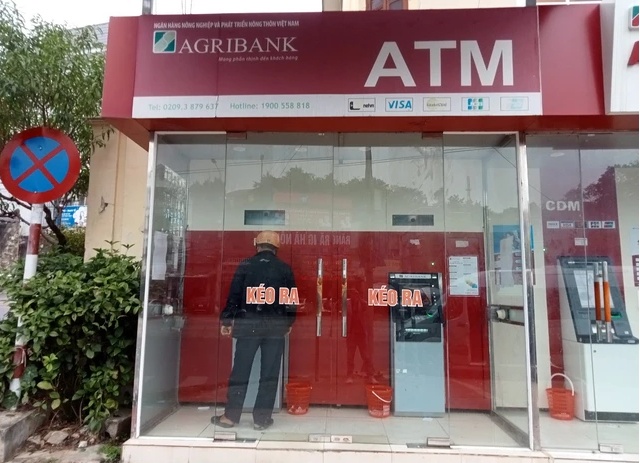 Không còn cảnh chen lấn rút tiền tại cây ATM dịp cận Tết
