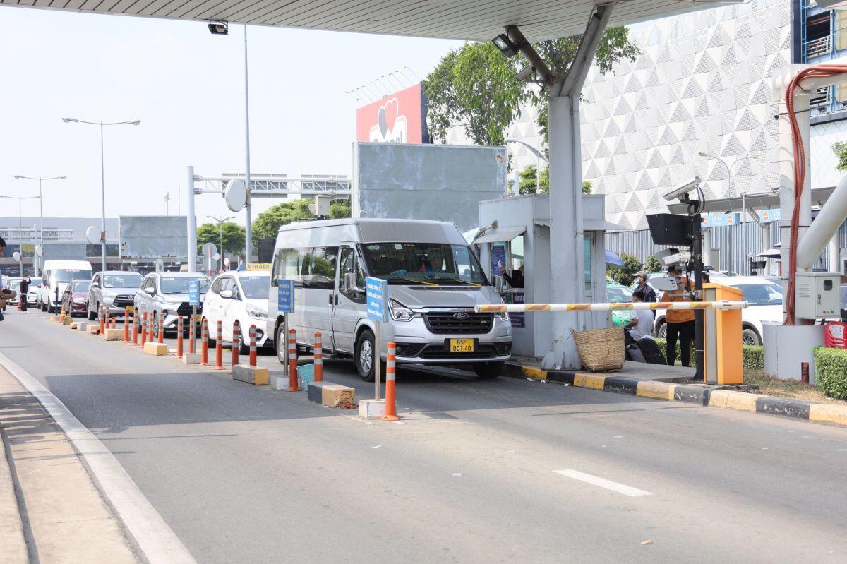 Sân bay Tân Sơn Nhất chính thức thu phí không dừng