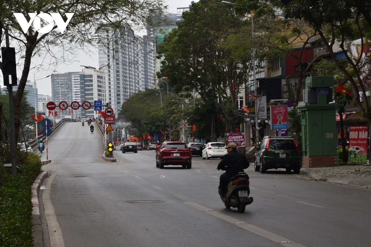 30 Tết đường phố Hà Nội vắng vẻ, người dân đi chơi Xuân sớm