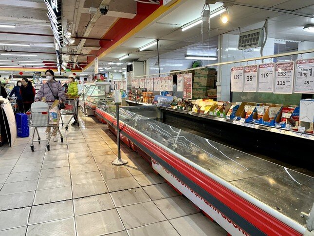 Bất ngờ cảnh trái ngược giữa chợ và siêu thị sáng 30 Tết