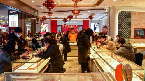 Bất động sản, chứng khoán "thất sủng", người Trung Quốc đua nhau gửi tiết kiệm và mua vàng
