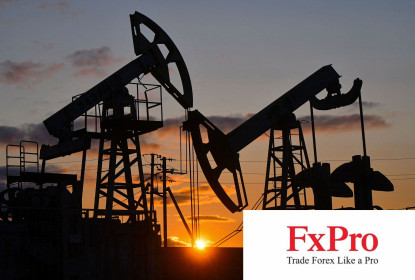 Nhu cầu dầu yếu khiến giá dầu điều chỉnh từ vùng đỉnh