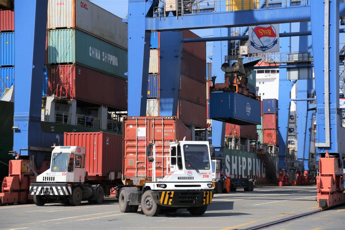 Doanh nghiệp xuất nhập khẩu "kêu cứu" vì hãng tàu tự ý tăng phí THC