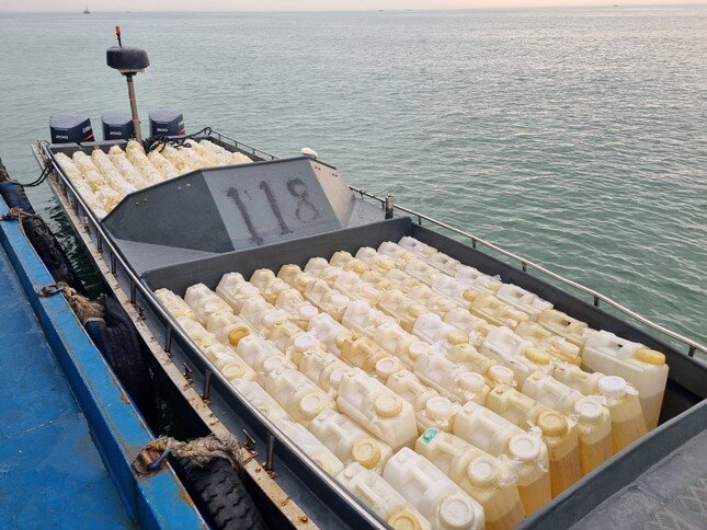 Lực lượng CSGT phối hợp bắt giữu tàu chở 250 can xăng không rõ nguồn gốc