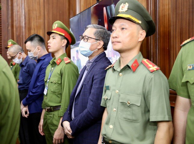 Đại gia Nguyễn Cao Trí được cảnh sát hỗ trợ lên bục khai báo, chủ tọa yêu cầu cung cấp bệnh án