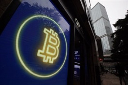 Bitcoin rớt mạnh về 61,000 USD sau khi lập kỷ lục mới