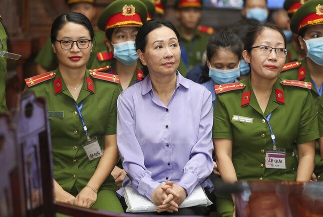 Bà Trương Mỹ Lan xin cho con gái đi thu hồi nợ để khắc phục hậu quả
