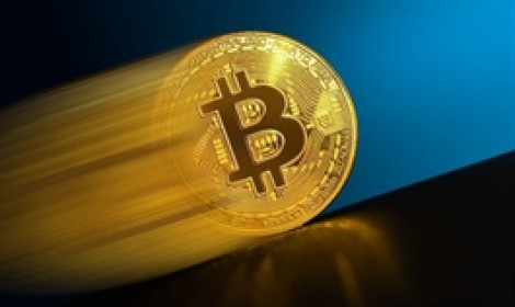 Bitcoin phá ngưỡng 70,000 USD rồi lại lao dốc