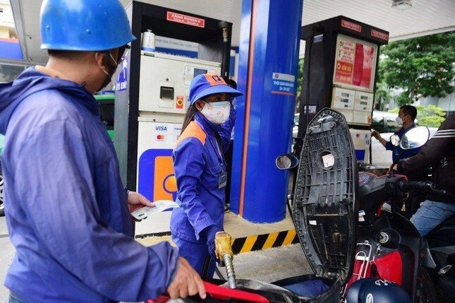 Giá xăng dầu tăng hay giảm vào ngày mai?