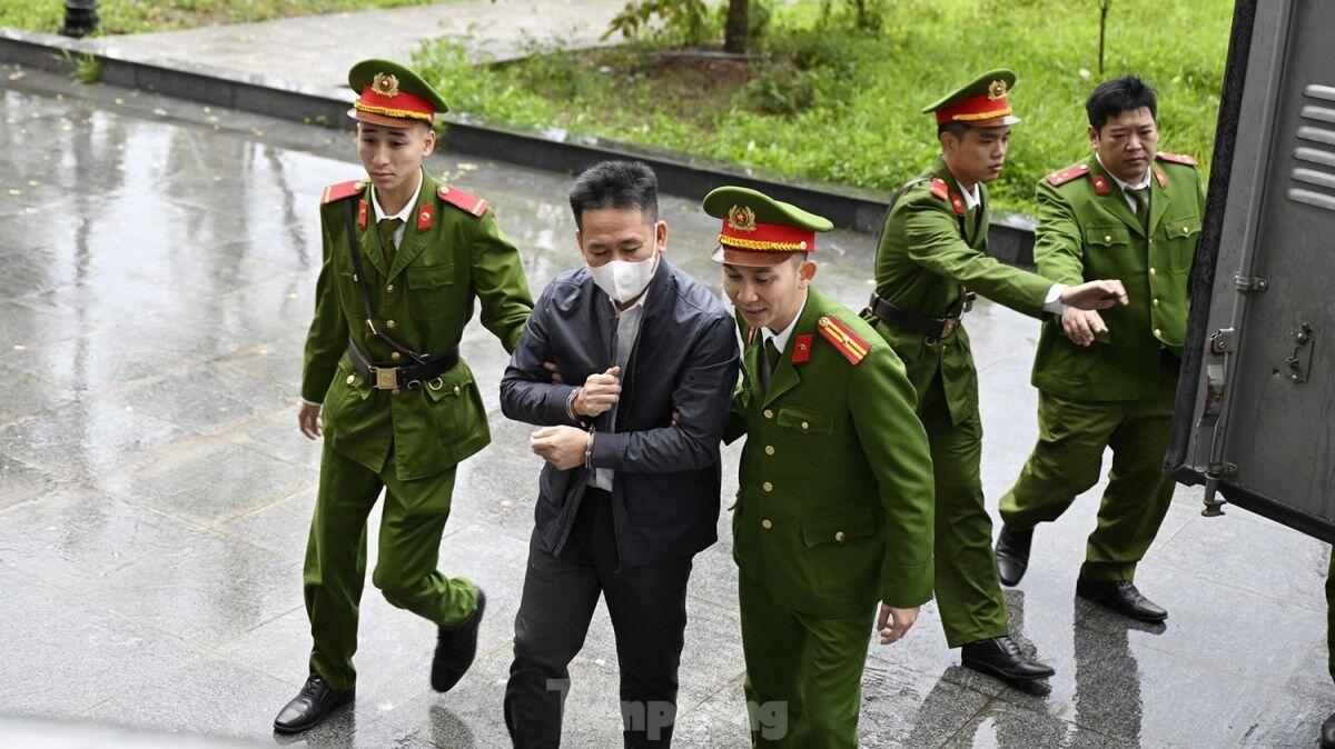 Nghìn người chen chân dự phiên xét xử cha con Chủ tịch Tập đoàn Tân Hoàng Minh