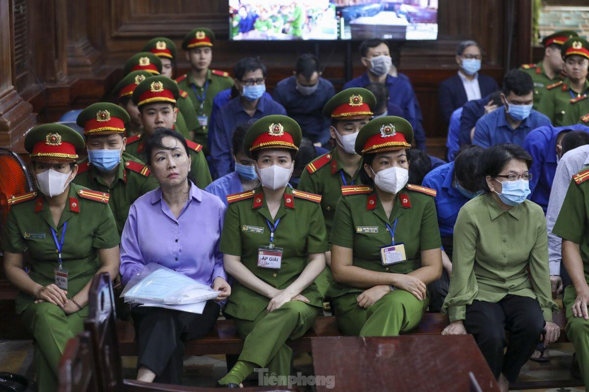 Gương mặt thất thần của bà Trương Mỹ Lan sau khi bị đề nghị tuyên án tử