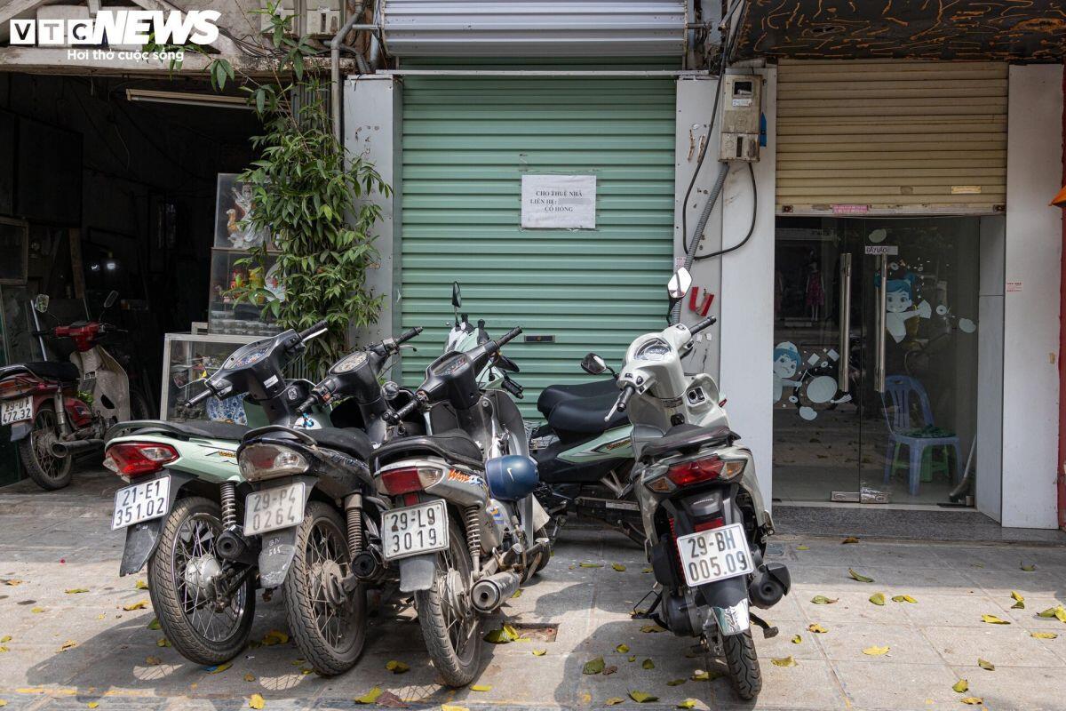 Loạt cửa hàng giữa phố Huế im lìm đóng cửa, chủ nhà ngóng khách thuê