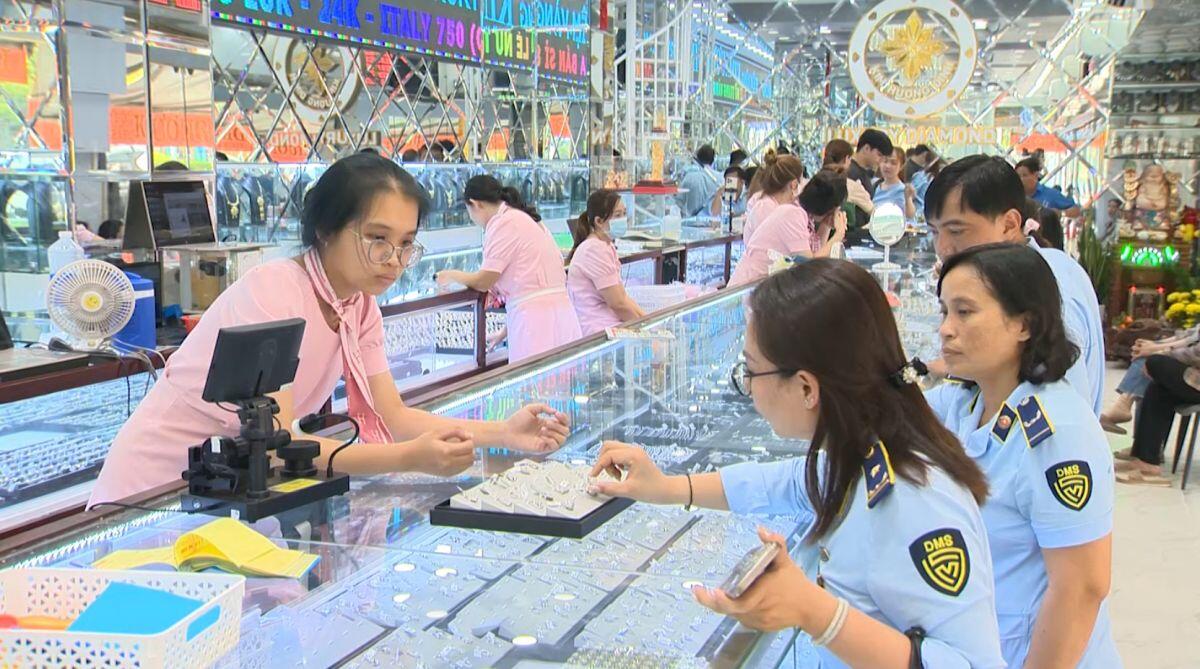 An Giang: Kiểm tra tiệm vàng lớn nhất thành phố Long Xuyên