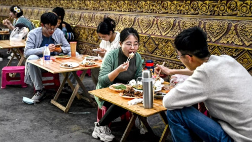 Thế hệ Z Trung Quốc thắt lưng buộc bụng vì kinh tế khó khăn