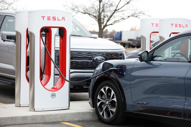 Tesla bất ngờ sa thải toàn bộ nhân viên phát triển sạc xe điện