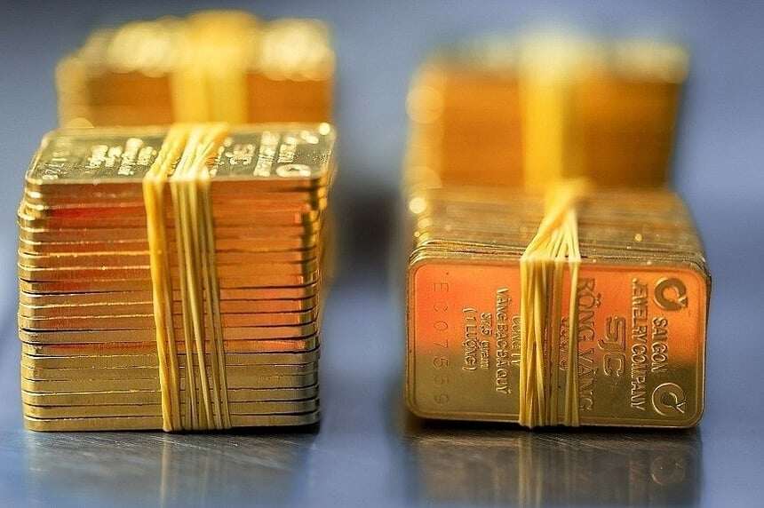 Nghịch lý giá vàng: Thế giới giảm, giá vàng SJC vẫn tăng vọt