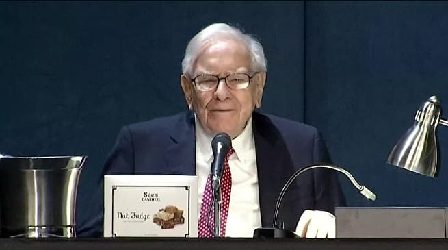 Warren Buffett: AI như bom nguyên tử