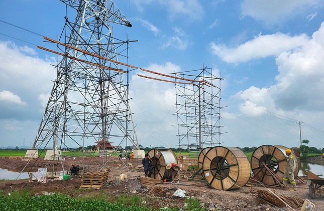 Kéo dây khoảng néo đầu tiên đường dây 500kV mạch 3 đoạn nhà máy nhiệt điện Nam Định I – Thanh Hoá