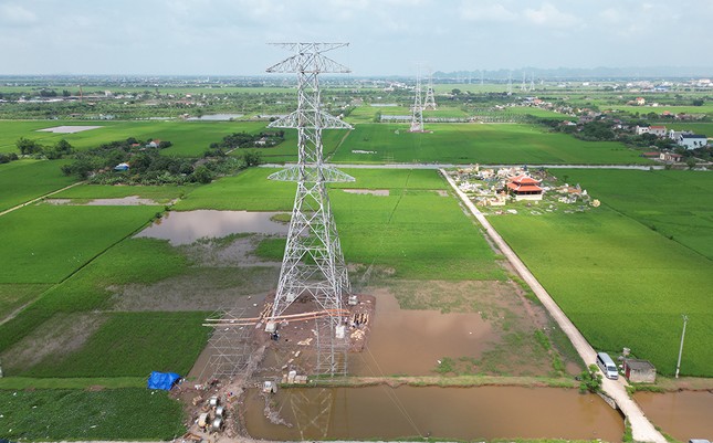 Kéo dây khoảng néo đầu tiên đường dây 500kV mạch 3 đoạn nhà máy nhiệt điện Nam Định I – Thanh Hoá