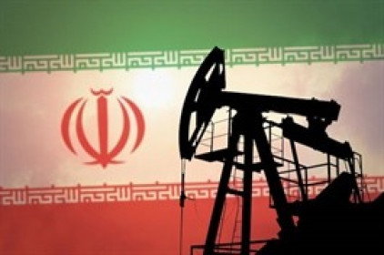 Dầu giảm nhẹ khi nhà đầu tư dõi theo diễn biến ở Iran