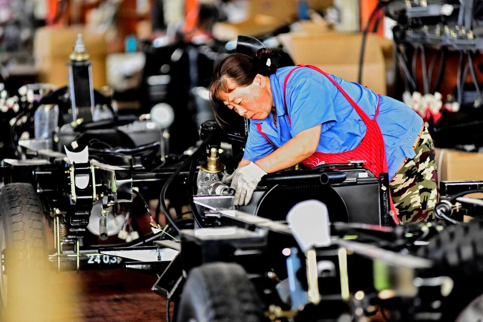 Thế khó của Trung Quốc: Nhà máy vẫn đẩy mạnh sản xuất, trong khi nhu cầu không có